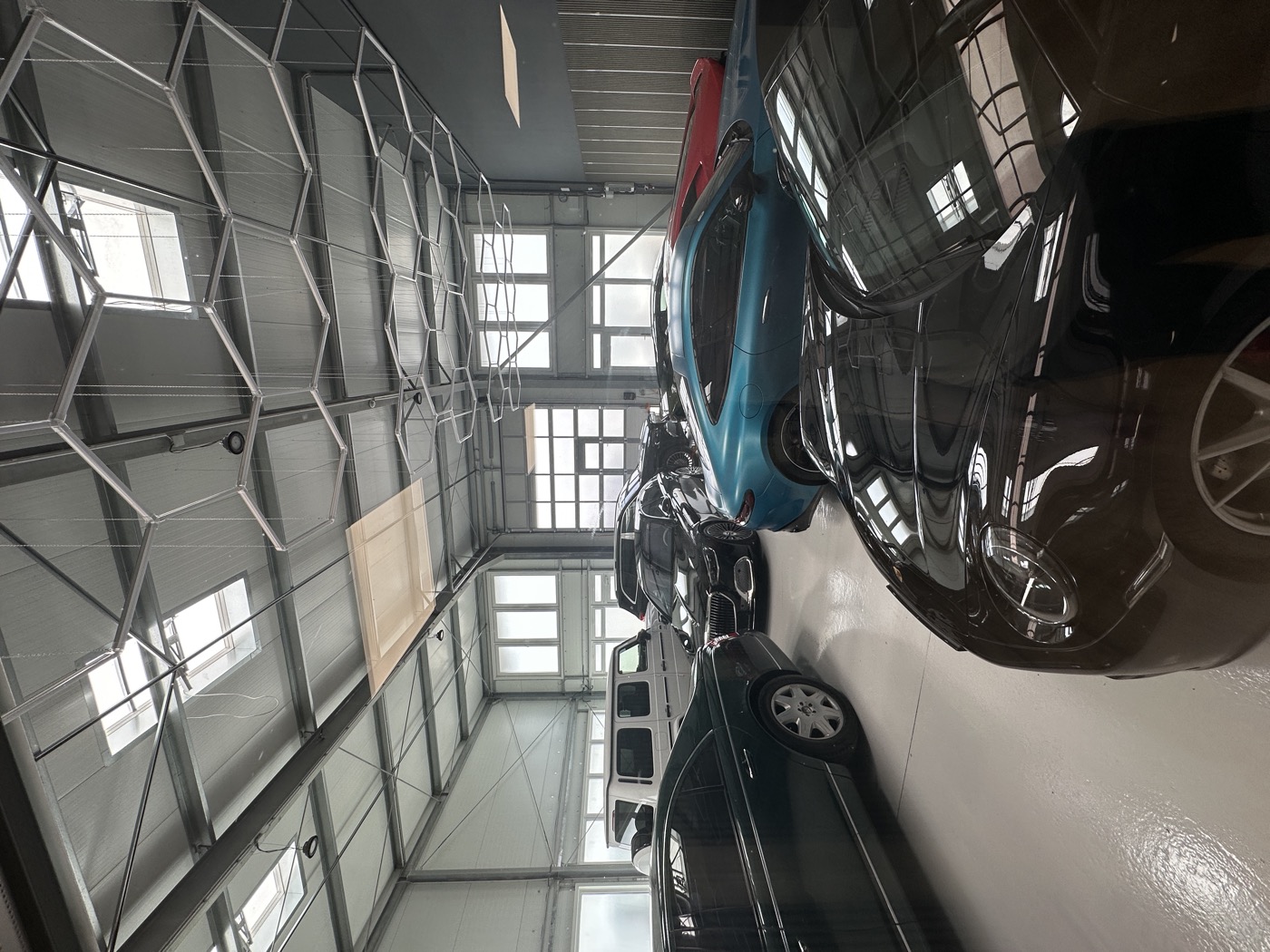 Fahrzeuge sicher verwahrt in unserem Hallenkomplex